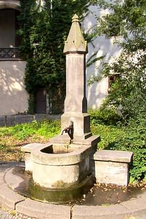 Der R&ouml;hrwasserbrunnen im Lutherhof